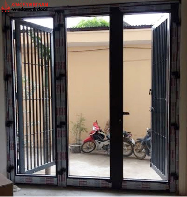 Lắp cửa đi mở quay 3 cánh nhôm Xingfa cho nhà chú Dương ở quận 3.