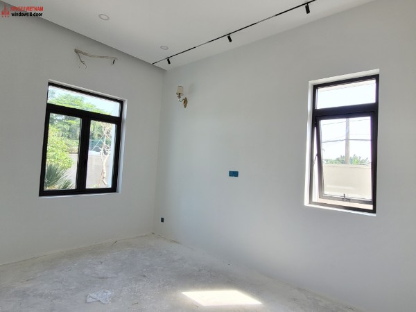 Không gian kết hợp 2 mẫu cửa sổ mở quay và cửa sổ mở hất