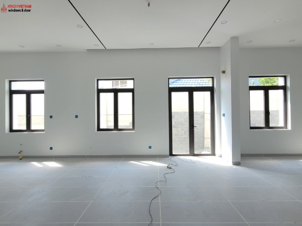 Mẫu cửa mở quay 2 cánh (cửa đi và cửa sổ) nhôm Xingfa đẹp