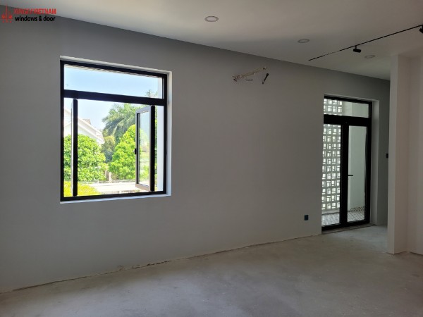Kết hợp mẫu cửa đi mở quay 2 cánh nhôm Xingfa và cửa sổ mở quay 2 cánh nhôm Xingfa trên cùng một không gian