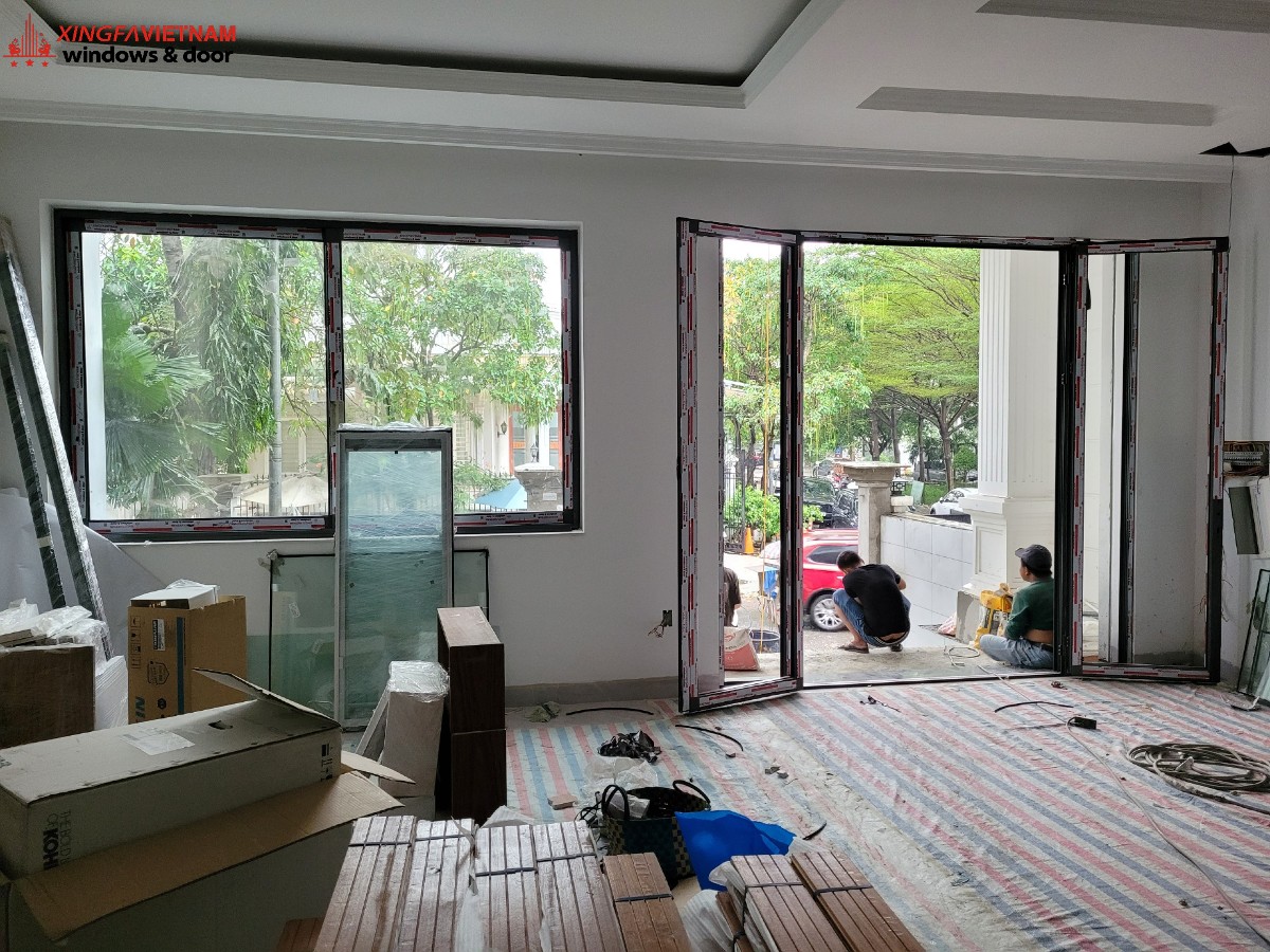 Kết hợp cửa đi mở quay và cửa sổ mở trượt nhôm Xingfa trên cùng một không gian phòng