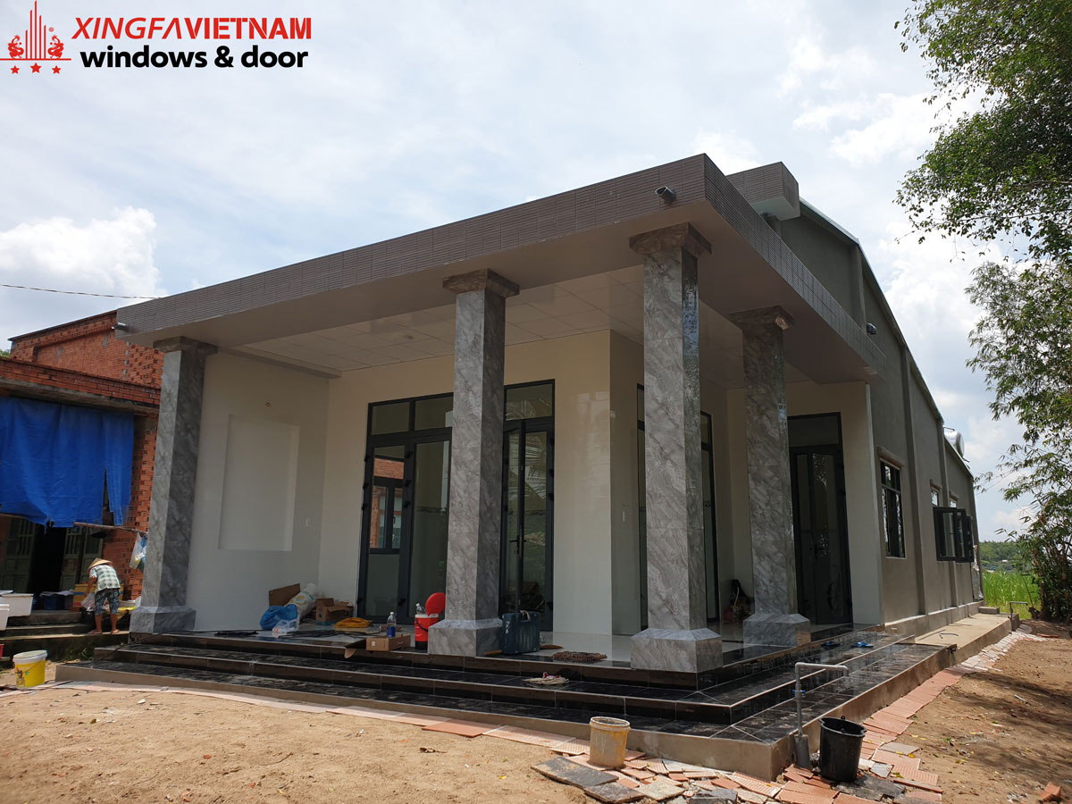 Hình ảnh nhà chị Hiền đang hoàn thiện thi công cửa nhôm