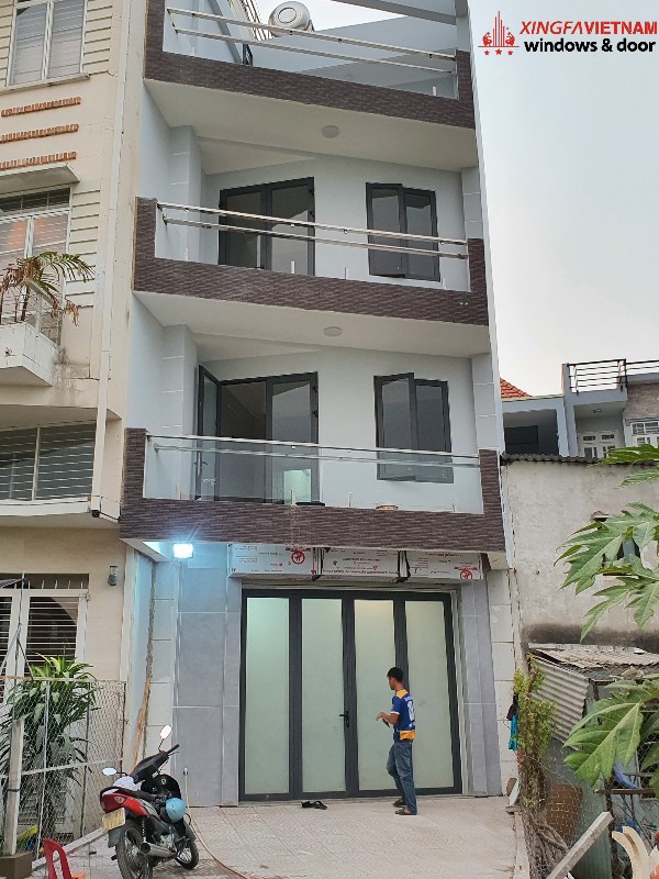 Cửa ban công sử dụng cửa đi mở quay 2 cánh và cửa sổ mở quay 2 cánh nhôm Xingfa