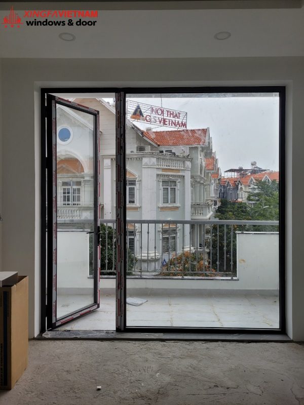 Mẫu cửa nhôm Xingfa 1 cánh kết hợp vách kính cố định đẹp