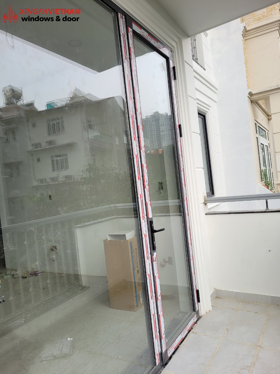 Cửa đi mở quay kết hợp vách kính cố định nhôm Xingfa