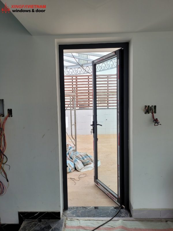 Hình ảnh mẫu cửa đi mở quay 1 cánh thực tế tại công trình