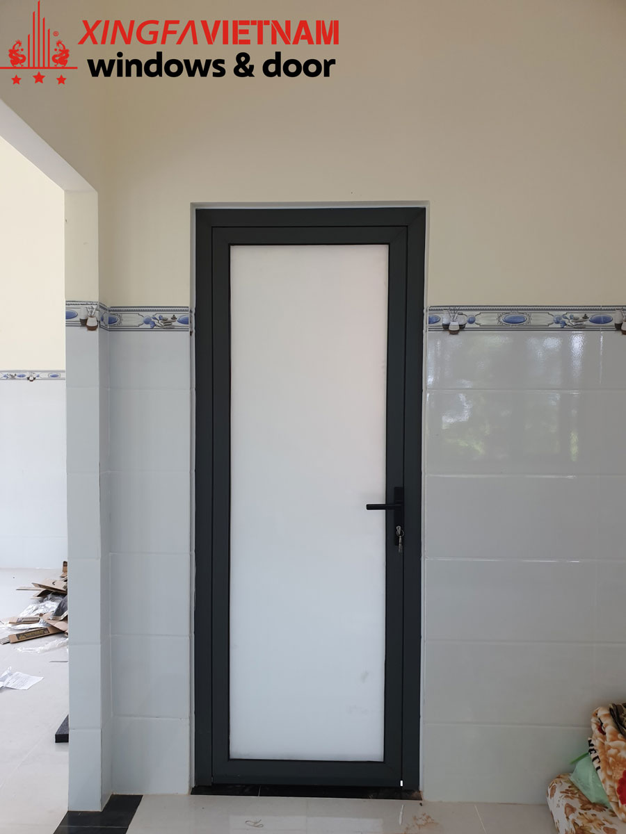 Cửa đi mở quay 1 cánh nhôm Xingfa tại nhà chị Hiền – anh Phong, Gò Dầu, Tây Ninh