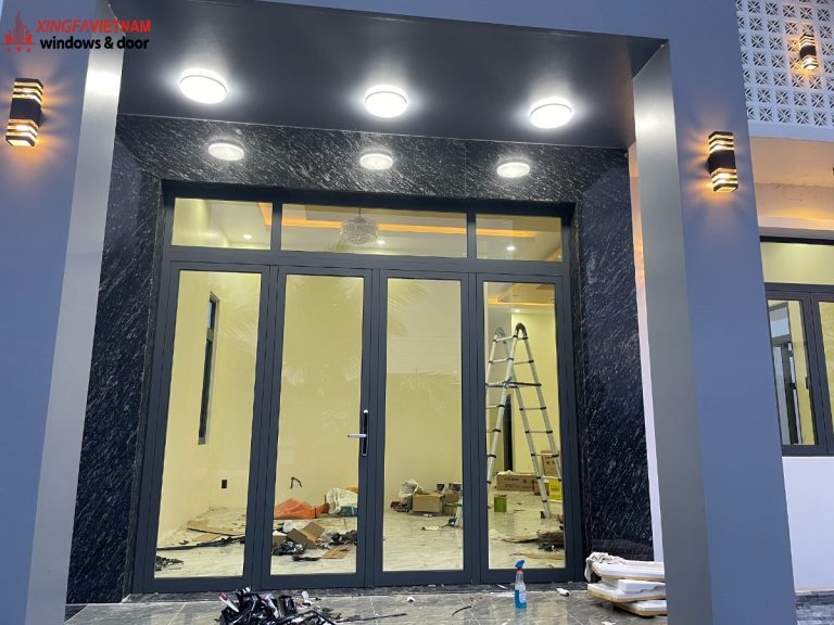 Cửa đi mở quay 4 cánh nhôm Xingfa nhập khẩu lắp đặt làm cửa chính