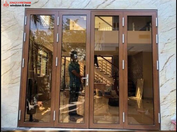 Cửa mở quay 4 cánh nhôm Xingfa màu vân gỗ