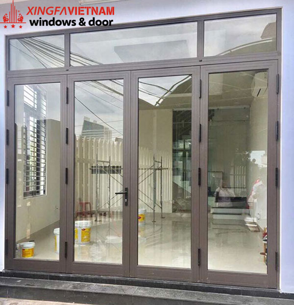 Cửa đi mở quay 4 cánh nhôm Xingfa màu nâu cafe.