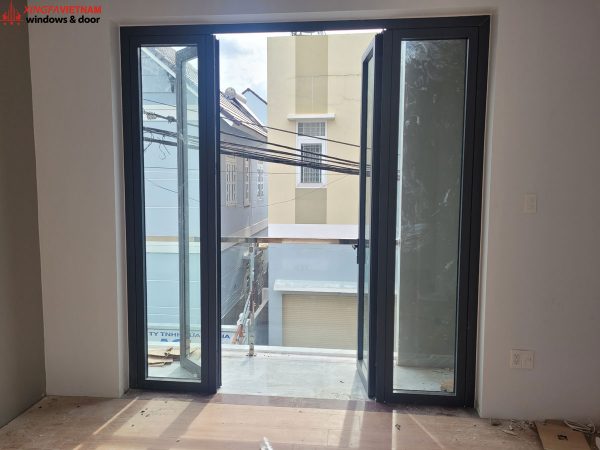 Cửa ban công mở quay 4 cánh nhôm Xingfa
