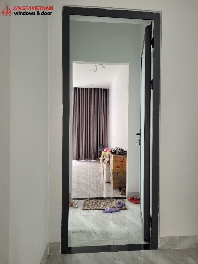 Cửa đi mở quay 1 cánh nhôm Xingfa phòng ngủ thông dụng