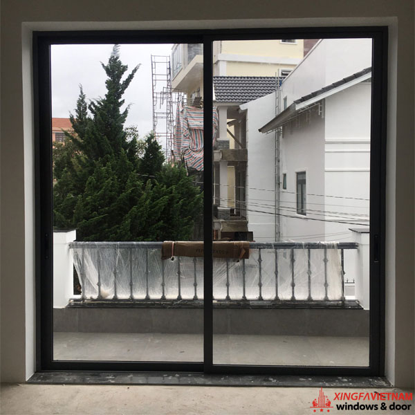 Lắp đặt cửa đi mở trượt 2 cánh nhôm Xingfa Quảng Đông cho nhà Chị An – 16/5 Lữ Gia, Phường 9, TP Đà Lạt.