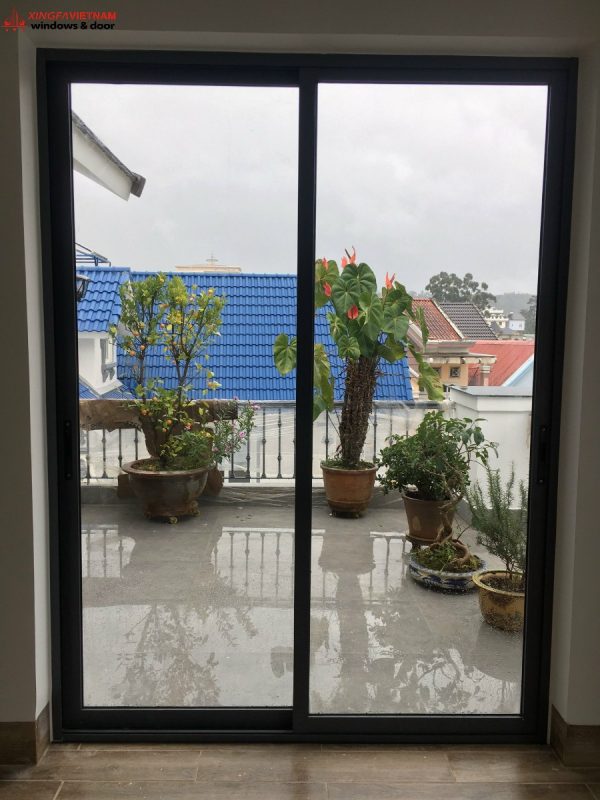 Cửa đi mở trượt 2 cánh nhôm Xingfa màu đen tuyền