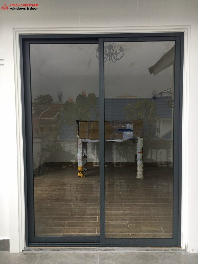 Cửa đi mở lùa màu xám ghi nhôm Xingfa