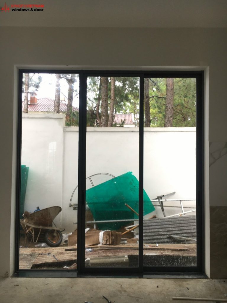 Cửa đi mở trượt 3 cánh nhôm Xingfa nhà chị An ở Đà Lạt