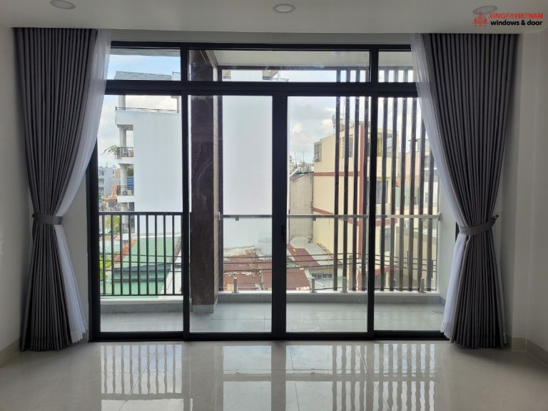 Cửa đi mở trượt 4 cánh nhôm Xingfa Quảng Đông chính hãng lắp đặt tại ban công để lấy view