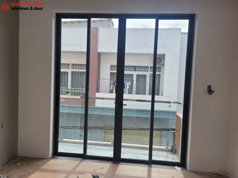 Cửa đi mở trượt 4 cánh lắp đặt tại vị trí ban công
