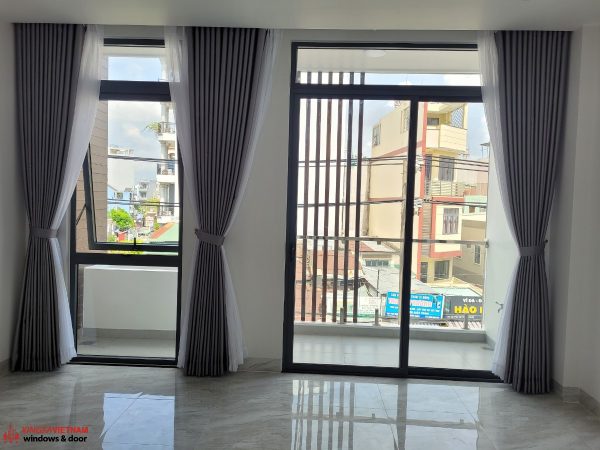 Cửa đi mở trượt nhôm Xingfa lắp đặt tại vị trí ban công