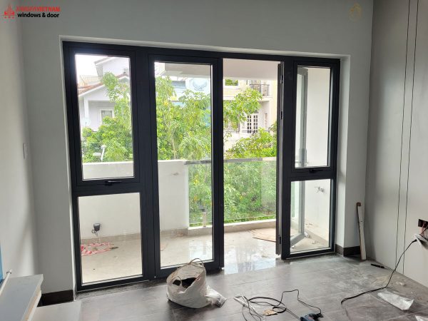 Kết hợp hoàn hảo bộ cửa đi mở quay 2 cánh, vách kính cố định và cửa sổ mở hất nhôm Xingfa cho view ban công