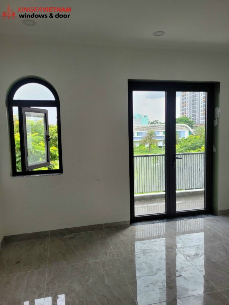 Cửa đi mở quay 2 cánh nhôm Xingfa Quảng Đông lắp đặt làm cửa ban công