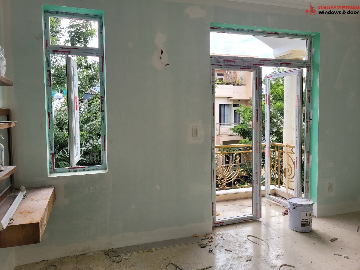 View ban công nhà anh Quỳnh sau khi lắp đặt cửa nhôm Xingfa
