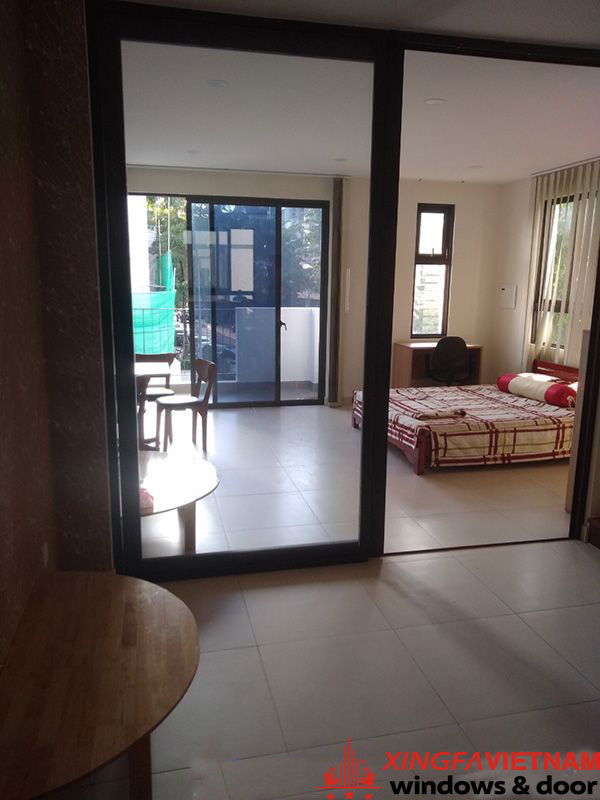 Cửa nhôm kính phòng ngủ đơn giản nhưng tiện ích đầy đủ mang lại sự thông thoáng cho căn nhà