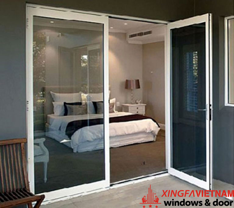 Mẫu cửa nhôm phòng ngủ mang lại sự thông thoáng, tràn ngập ánh sáng tự nhiên cho căn phòng