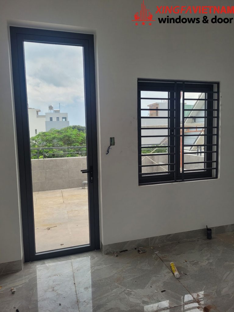Cửa sổ mở quay kết hợp khung chắn bảo vệ