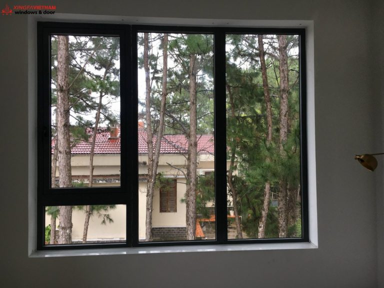 Cửa sổ mở hất fix vách kính rời giúp mở rộng không gian trong phòng