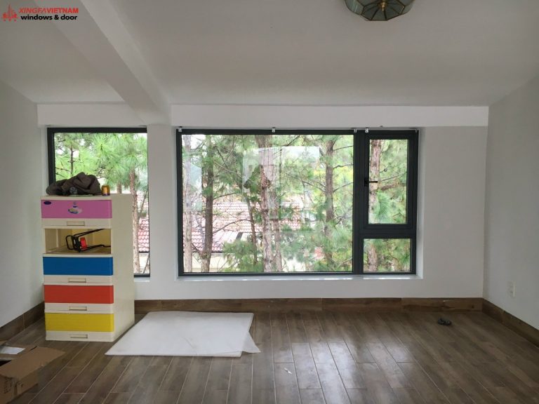 Cửa sổ mở hất 1 cánh nhôm Xingfa kèm vách kính nhà chị An ở Đà Lạt