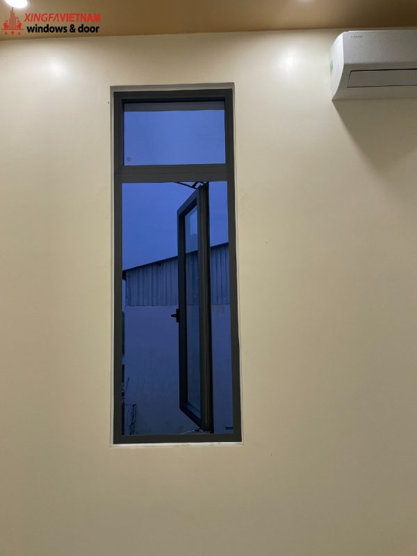 Mẫu cửa sổ mở quay 1 cánh màu xám ghi