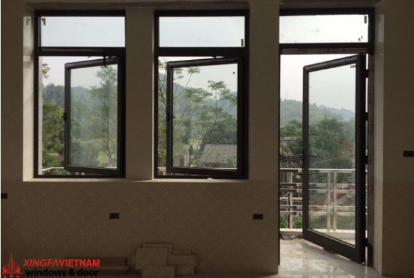 Thiết kế toàn bộ mẫu cửa mở quay 1 cánh để lấy không gian cho căn phòng
