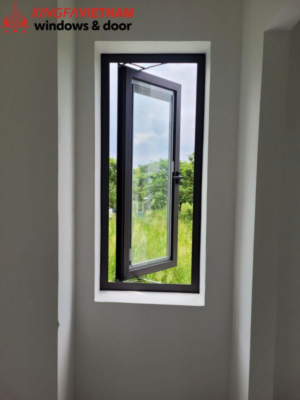Cửa sổ mở quay 1 cánh Xingfa có gắn bản lề chữ A tránh va đập