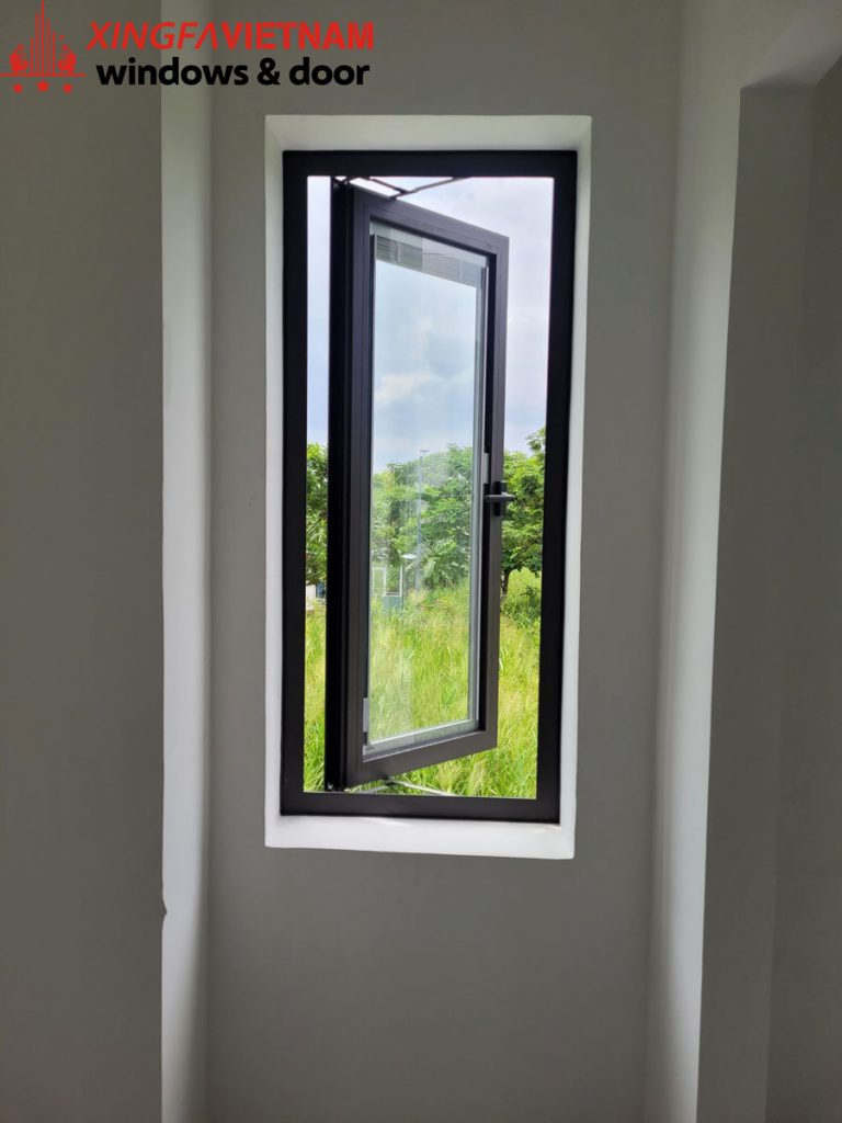 Cửa sổ mở quay 1 cánh nhôm Xingfa có gắn bản lề chữ A