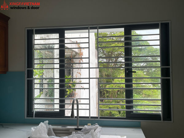 Cửa sổ mở trượt 4 cánh nhôm Xingfa kết hợp khung chắn bảo vệ