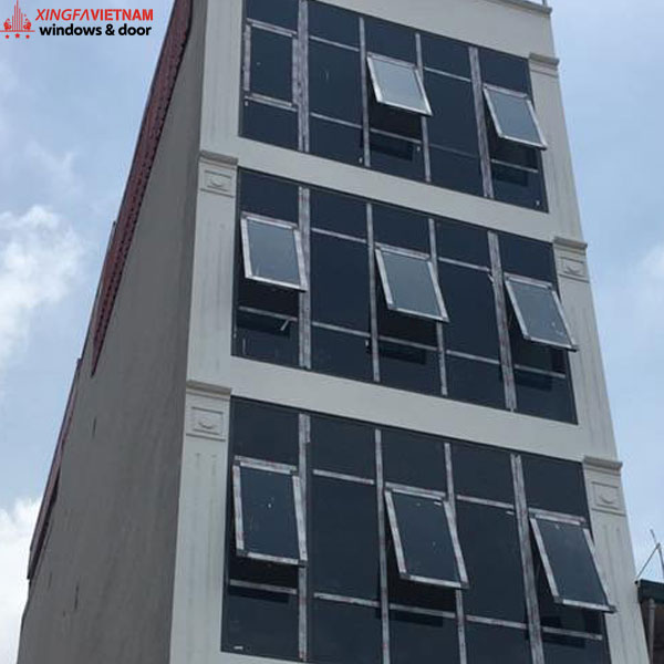 Hình ảnh thực tế lắp đặt cửa sổ mở hất nhôm Xingfa chính hãng 100%