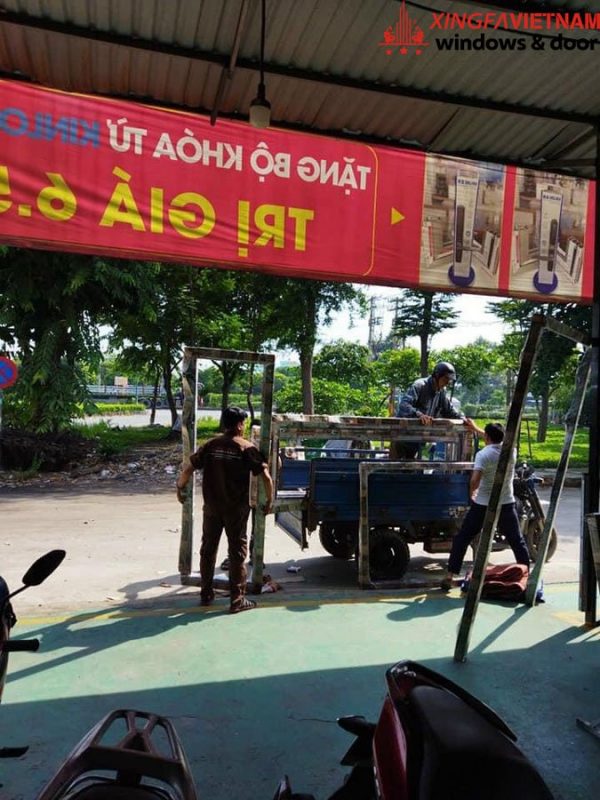 Hàng hóa được bọc cẩn thận và vận chuyển bằng xe
