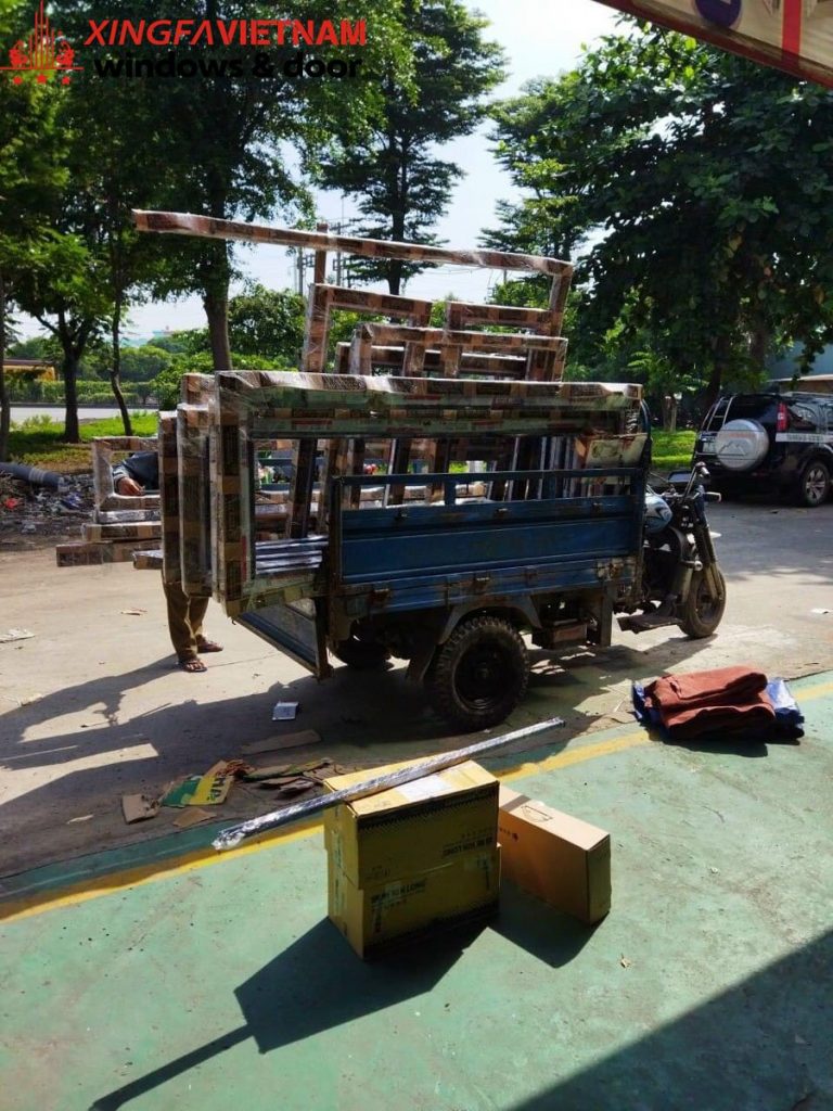 Hình ảnh vận chuyển cửa nhôm Xingfa đến công trình