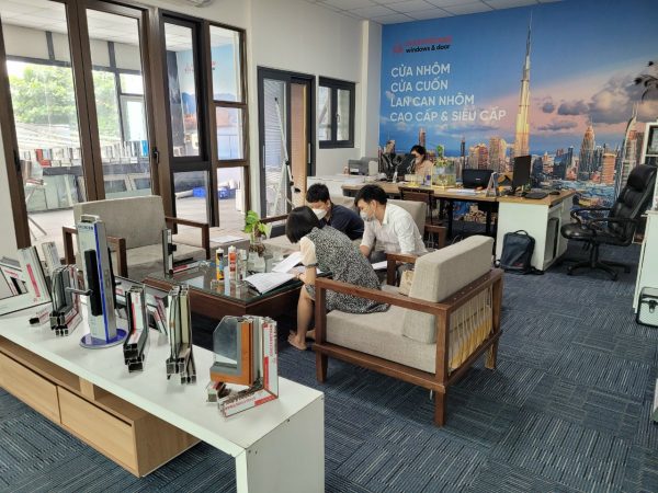 Ký kết hợp đồng công trình lắp đặt cửa nhôm XingFa với chị Lan