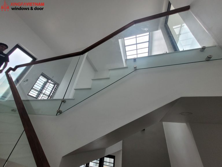 Cầu thang kính cường lực chắc chắn, an toàn