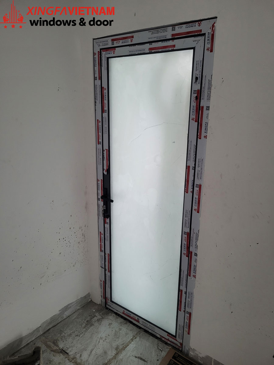 Hình ảnh bộ cửa đi mở quay 1 cánh Xingfa lắp tại phòng tắm, WC