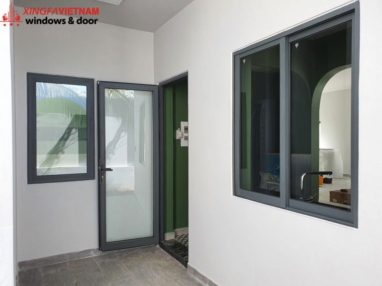 Lắp đặt cửa đi mở quay 1 cánh nhôm Xingfa cho gia đình chị Thủy ở Phú Giáo, Bình Dương.