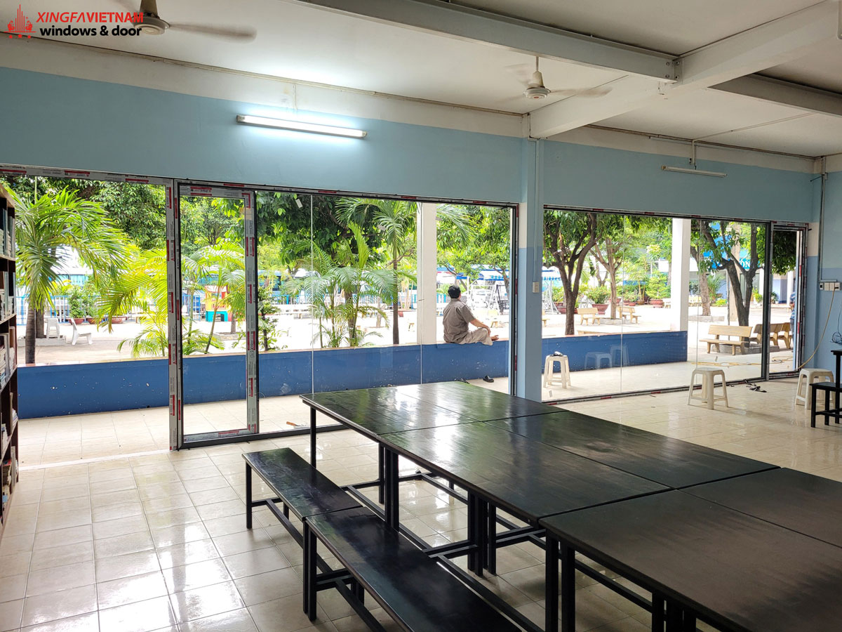 Lắp cửa nhôm xingfa mở quay 2 cánh và vách cố định tại thư viện trường Thanh Bình