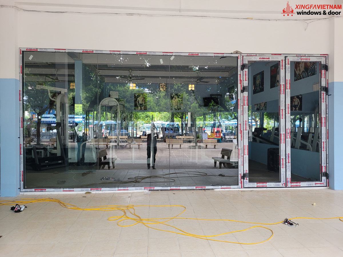 Lắp đặt cửa nhôm Xingfa mở quay 2 cánh và vách kính cố định tại trường Thanh Bình, quận Tân Bình