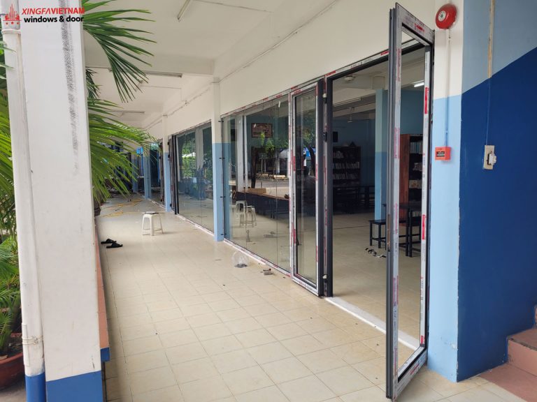 Lắp cửa mở quay 2 cánh và vách cố định nhôm Xingfa.