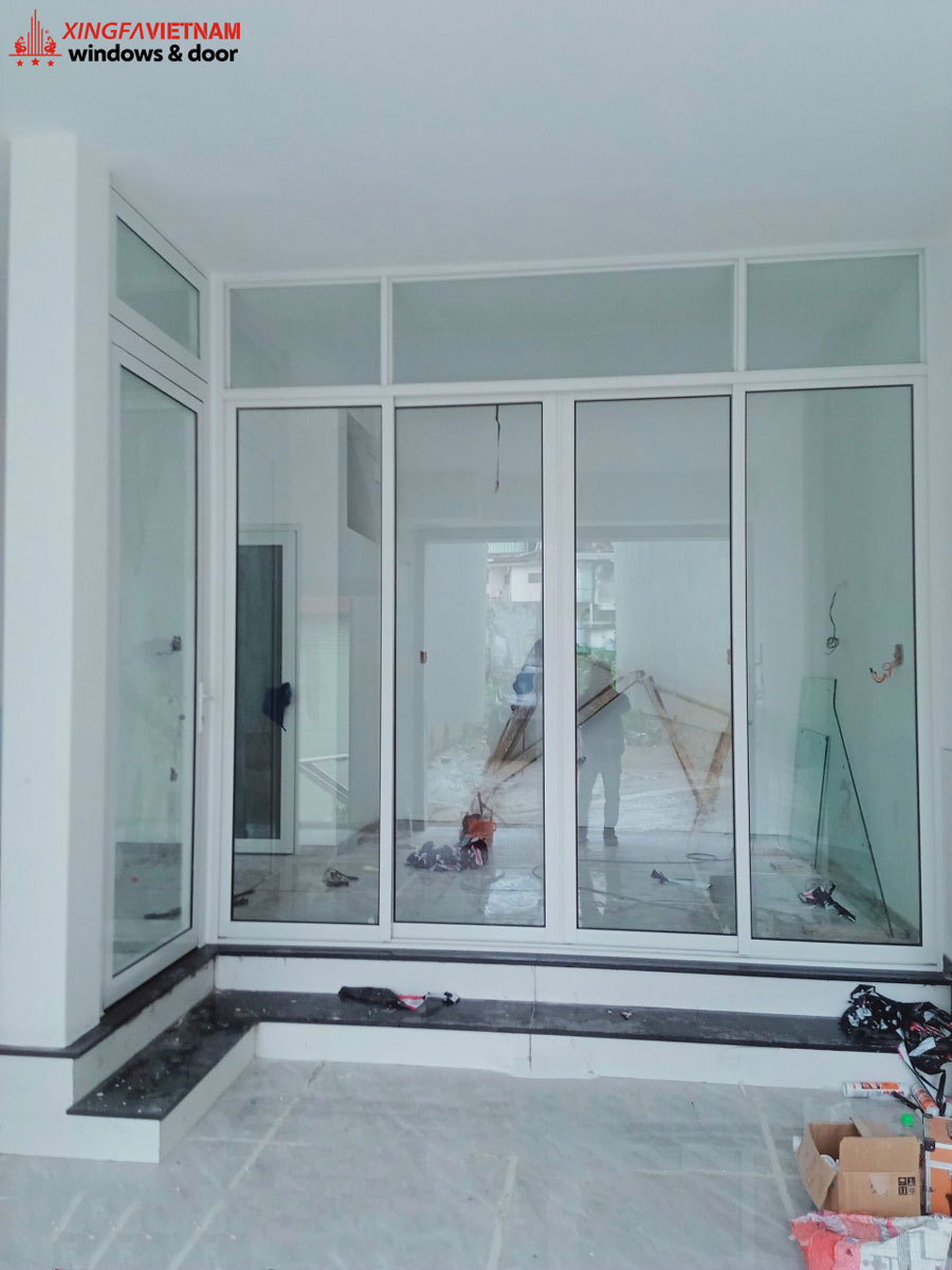 Lắp đặt cửa đi mở trượt 4 cánh nhôm xingfa chính hãng cho nhà chị Hà