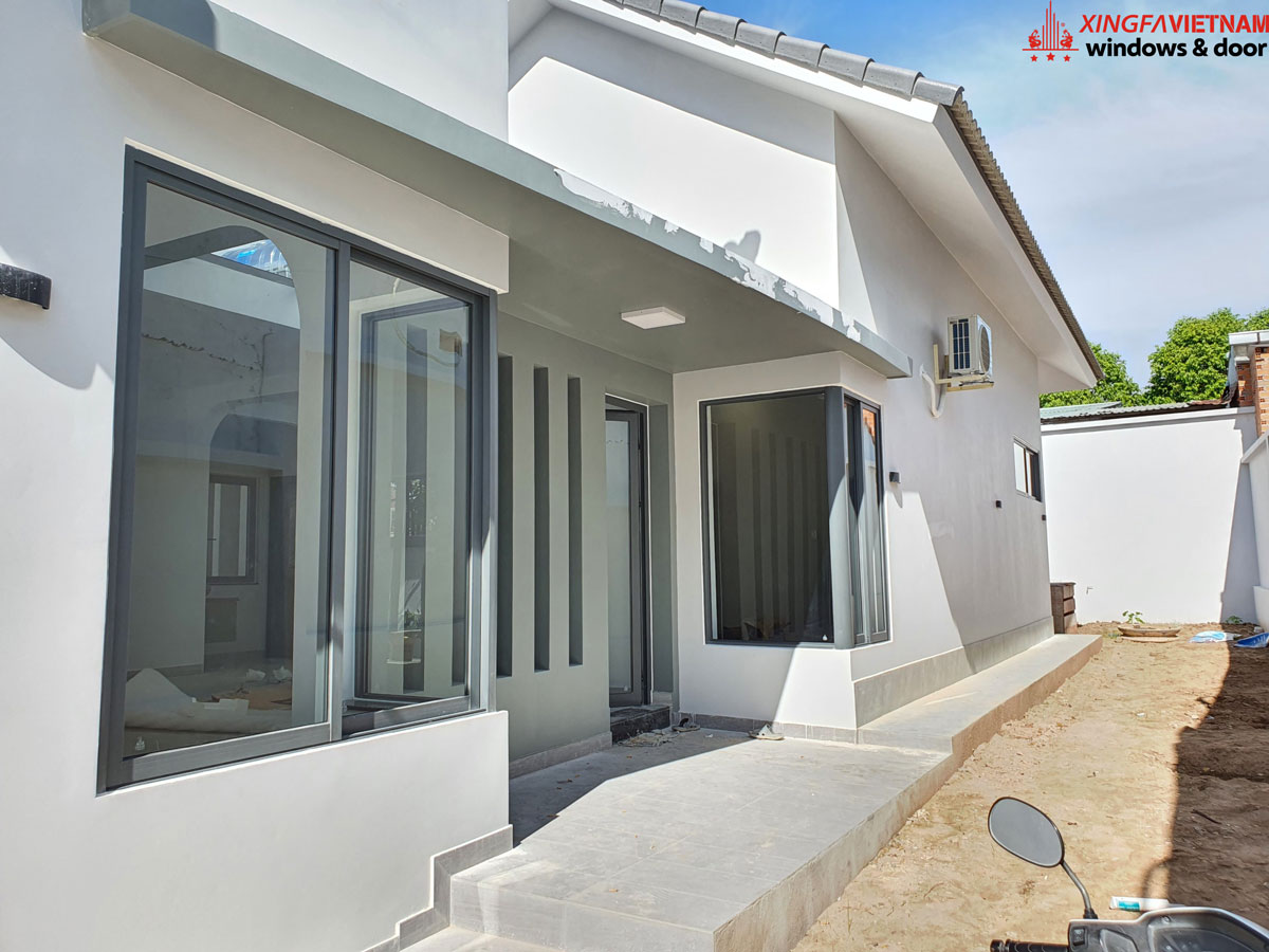 Lắp đặt cửa nhôm Xingfa Quảng Đông chính hãng tại nhà chị Thủy ở Phú Giáo, Bình Dương.