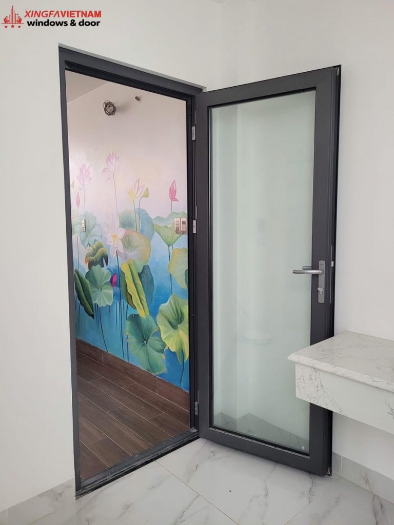 Thi công cửa đi mở quay 1 cánh nhôm Xingfa tại nhà anh Duy Quận Thủ Đức
