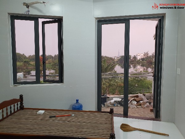 View ban công từ cửa đi mở quay 2 cánh và cửa sổ mở quay 2 cánh nhôm Xingfa